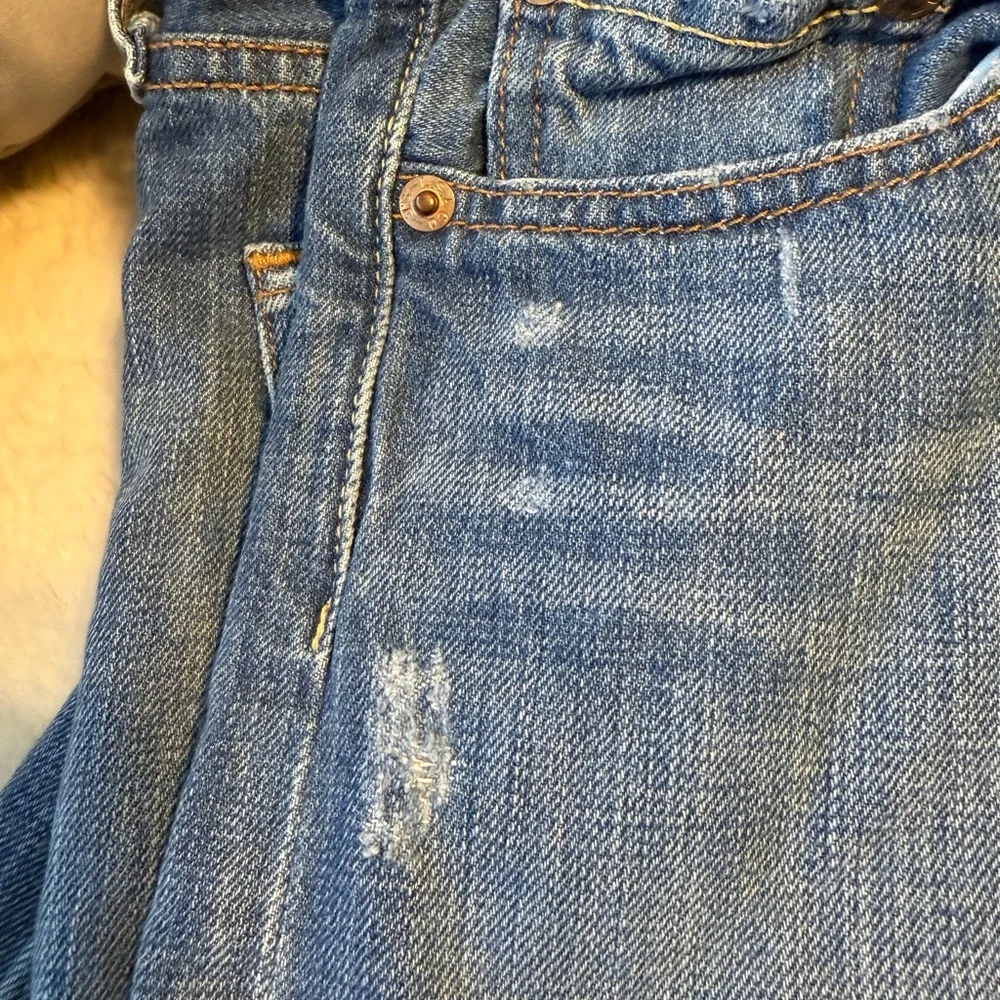 Vintage 501 25x32. Button fly. Distressed areas. Leather Levi’s branding label. - Picture 10 of 10